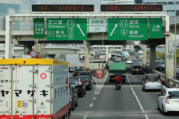 首都高の浜崎橋JCT。右のC1銀座方面がより混雑し、渋滞が延伸する可能性も（乗りものニュース編集部撮影）。