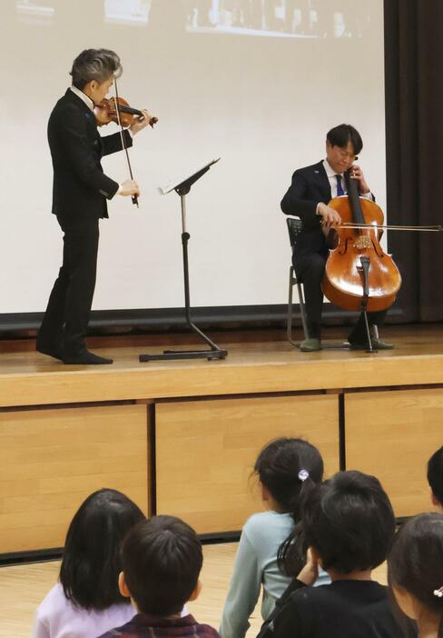 横田めぐみさんの帰国を願う音楽集会で、バイオリンを演奏する吉田直矢さん（左）＝15日午後、新潟市