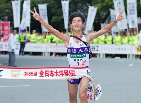 2023年11月5日、全日本大学駅伝8区、1位でゴールテープを切る駒大・山川拓馬　写真／日刊スポーツ/アフロ