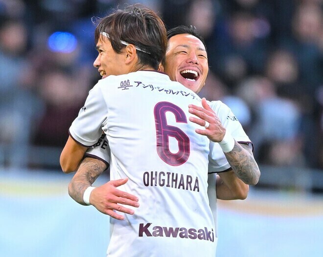 タイムアップの瞬間、井手口と喜びを分かち合った扇原（６番）。写真：金子拓弥（サッカーダイジェスト写真部）