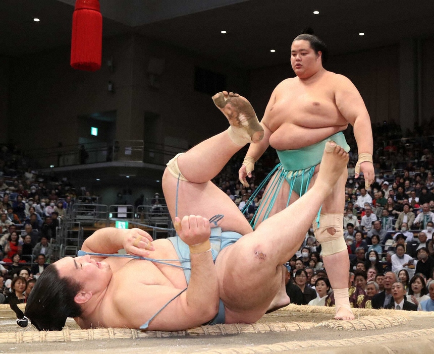 ＜大相撲九州場所9日目＞欧勝馬（左）を寄り倒しで破る琴桜（撮影・岡田　丈靖）