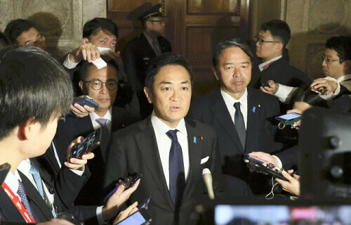 石破首相との党首会談後、記者団の質問に答える国民民主党の玉木代表（中央）（１１日午前、国会で）＝川口正峰撮影