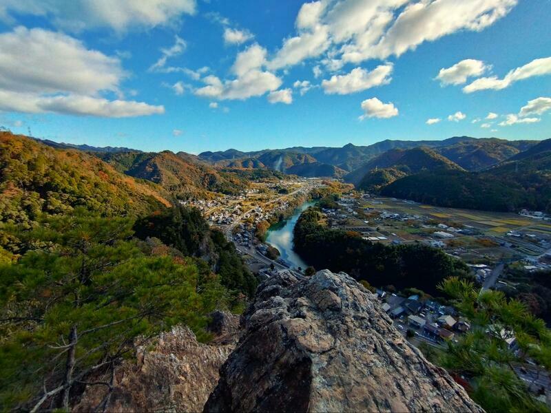 「見晴らし岩」から見た「岐阜のグランドキャニオン」と山を彩る紅葉