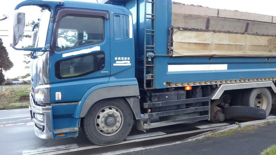 左後ろのタイヤが脱落したダンプカー（23日　北海道八雲町）画像：北海道警察提供