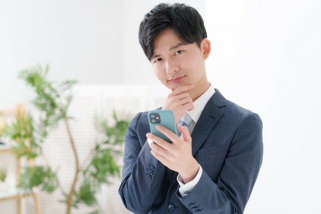 月々のスマホ料金はいくらぐらい払っていますか？　※画像はイメージです（Takahiro/stock.adobe.com）