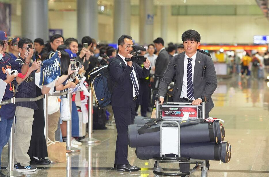 森下㊨らが台湾・桃園国際空港で現地ファンの歓迎を受けた（撮影・松永渉平）