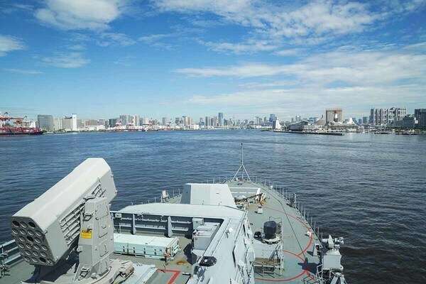 2024年8月20日、東京港に入っていくドイツ海軍の軍艦（画像：ドイツ海軍、(C)Bundeswehr/Julia Kelm）。