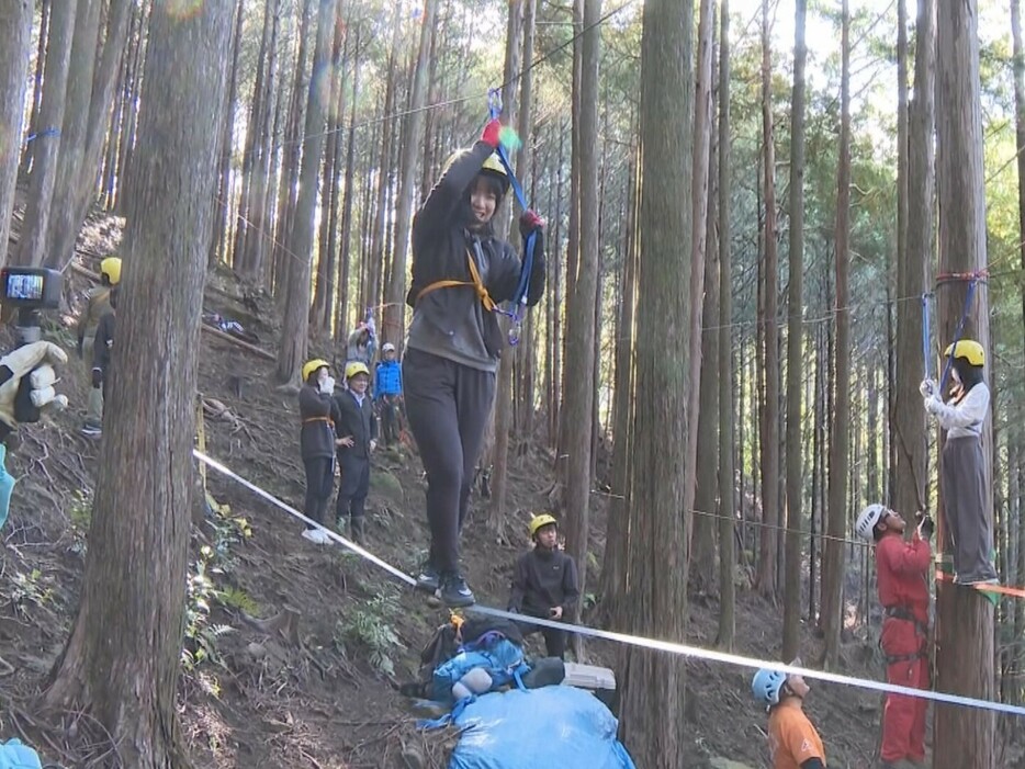 スラックラインを楽しむ子供たち 三重県尾鷲市