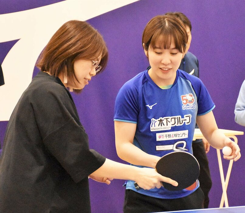 イベントでファンと交流した平野美宇(右)