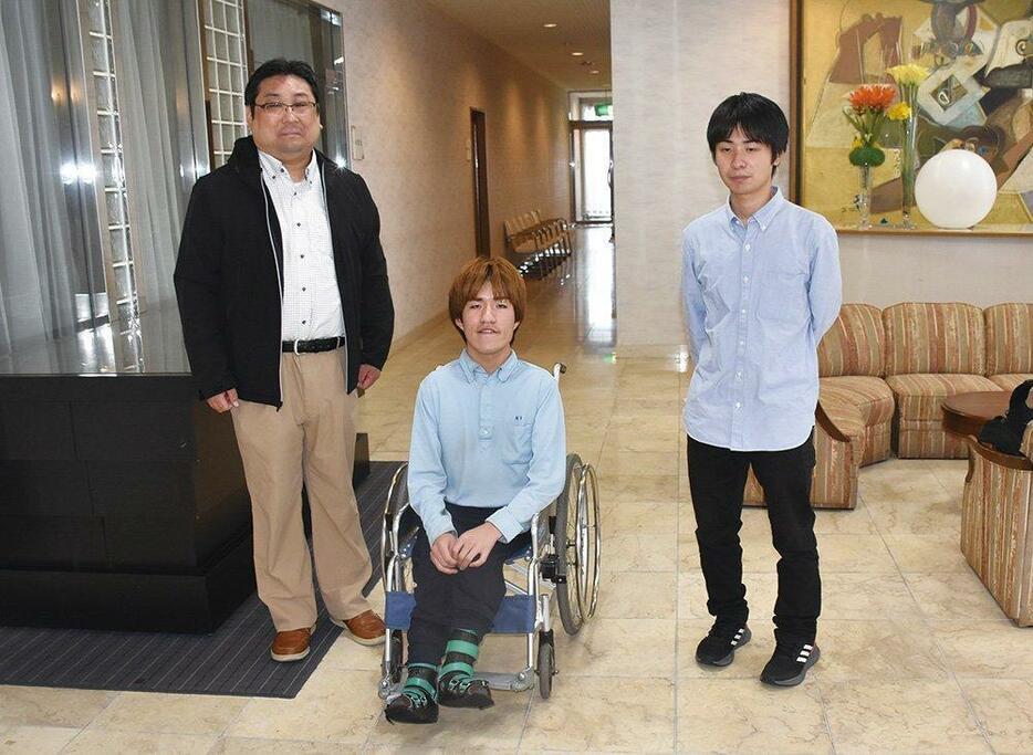 左から百武さん、村本さん、佐々木さん