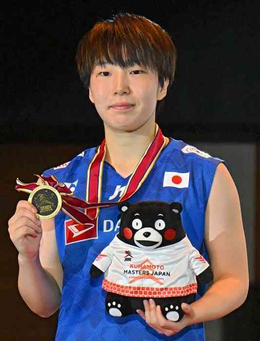 バトミントン熊本マスターズジャパン2024の女子シングルスで初優勝を飾った山口茜（再春館製薬所）＝17日午後、熊本市の熊本県立総合体育館（石本智）