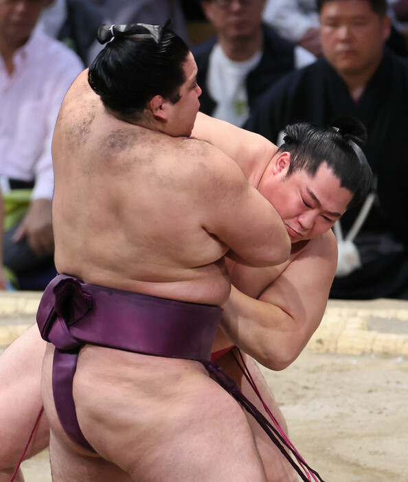 大相撲九州場所３日目。狼雅を攻める遠藤（奥）＝１２日、福岡国際センター