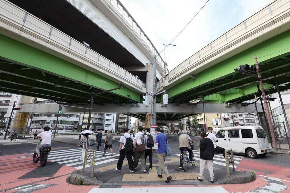 多くの車両が行き交う「池袋六ツ又交差点」　＝東京都豊島区（関勝行撮影）