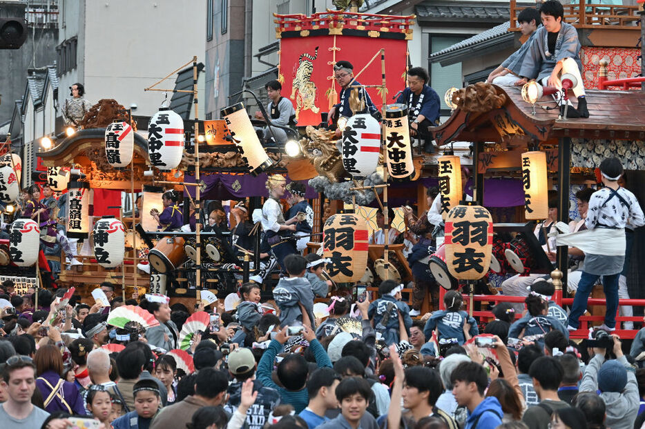 一斉に富士宮囃子を響かせる参加者＝富士宮市内