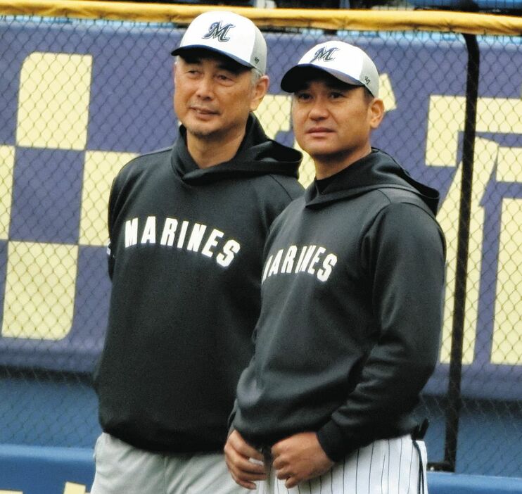 ロッテ・吉井監督（左）と話し合う黒木投手コーチ