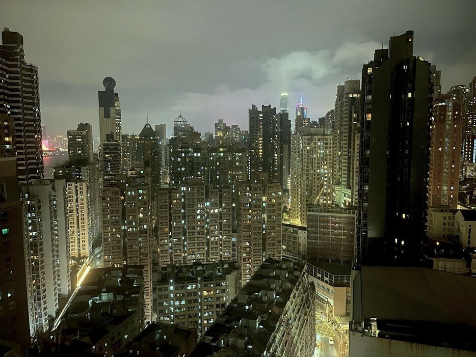 香港のホテル最上階からの、マンション群の夜景。この密集感が、なんか香港っぽい感じ