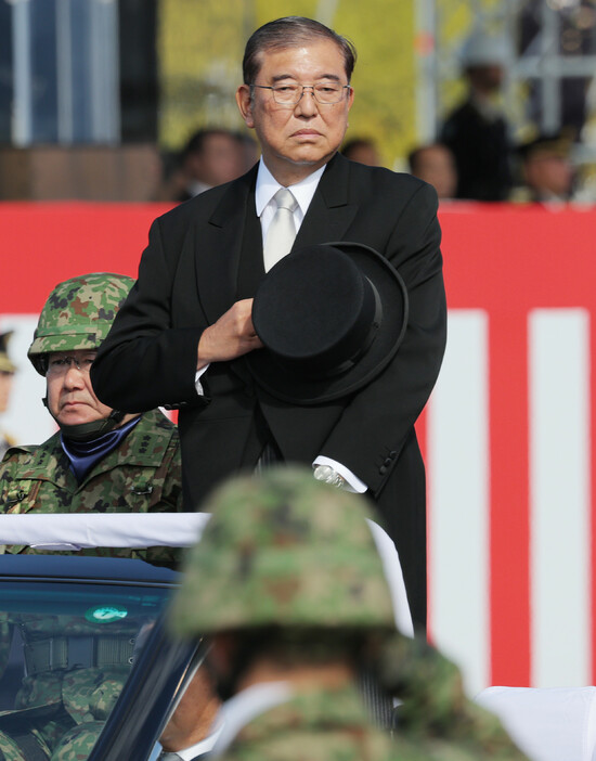 石破茂首相は９日、陸上自衛隊朝霞訓練場（埼玉県朝霞市など）で開催された自衛隊観閲式で訓示した。トランプ次期米大統領と月内に調整中の対面会談を念頭に「同盟のさらなる強化に共に取り組んでいきたい」と訴えた