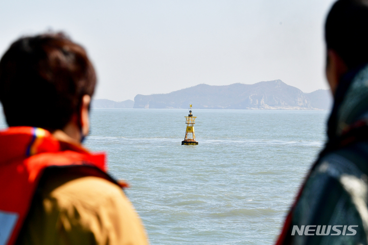 (写真：朝鮮日報日本語版) ▲全羅南道珍島郡東巨次島沖合の旅客船セウォル号沈没現場で当時救助活動を行った民間潜水士たち。沖合には沈没現場を示すブイが設置されている。2023年4月9日撮影。／NEWSIS＝イ・ヨンジュ記者