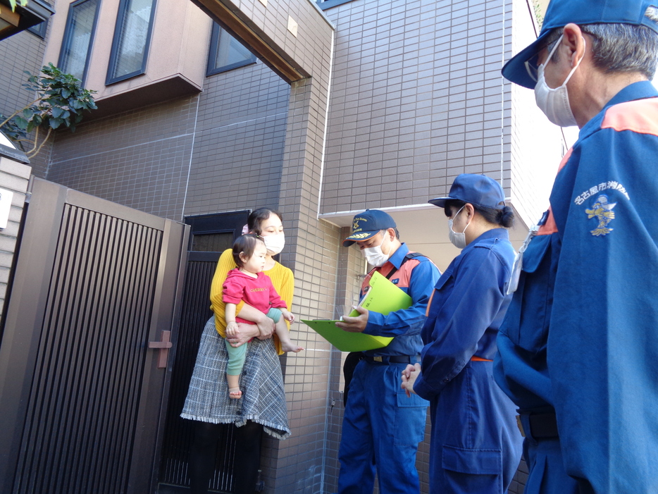 戸別訪問の様子　提供：名古屋市消防局