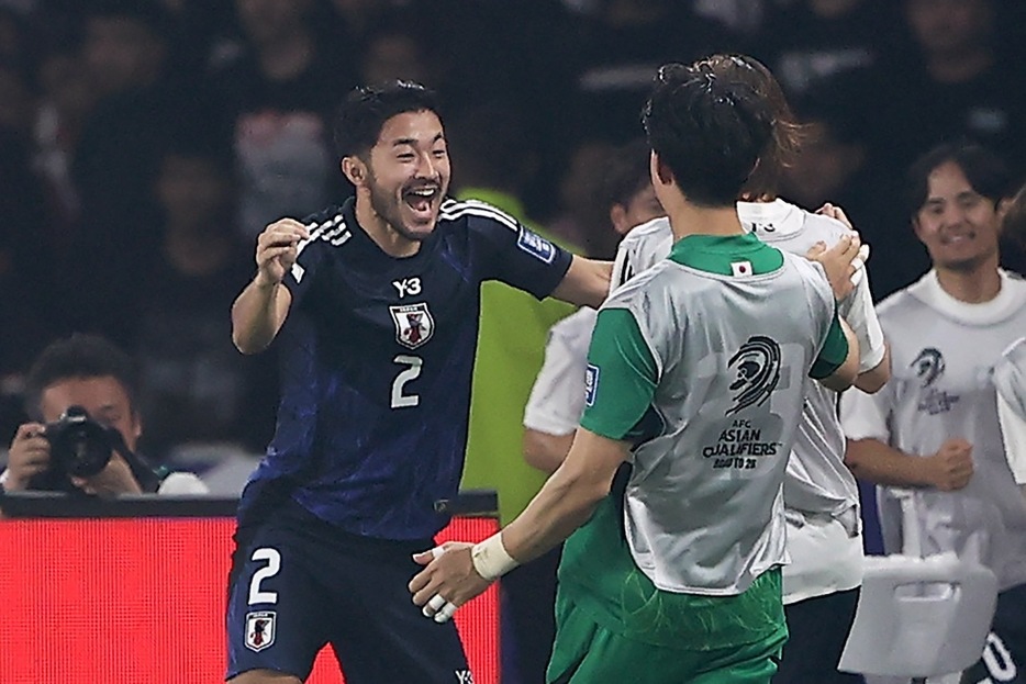 菅原由勢が途中出場で4点目を決めてこの笑顔！（写真◎Getty Images）