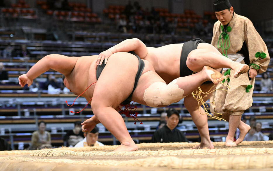 旭水野（左）を下手投げで破る炎鵬（撮影・和賀正仁）