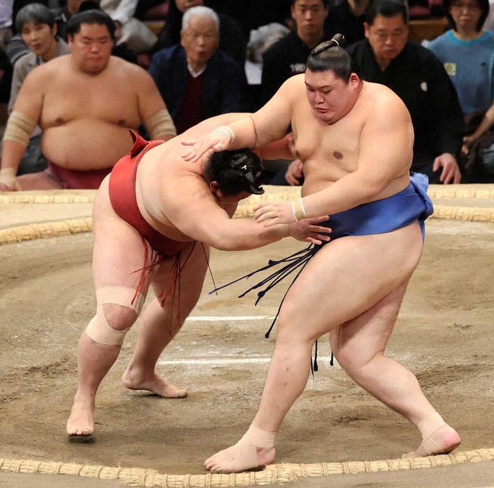 ＜大相撲九州場所11日目＞〇隆の勝（押し出し）大の里●　隆の勝（左）に押し出しで敗れる大の里（撮影・椎名　航）