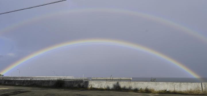 今治市の上空に現れた「ダブルレインボー」＝27日午後2時ごろ、今治市桜井6丁目から撮影