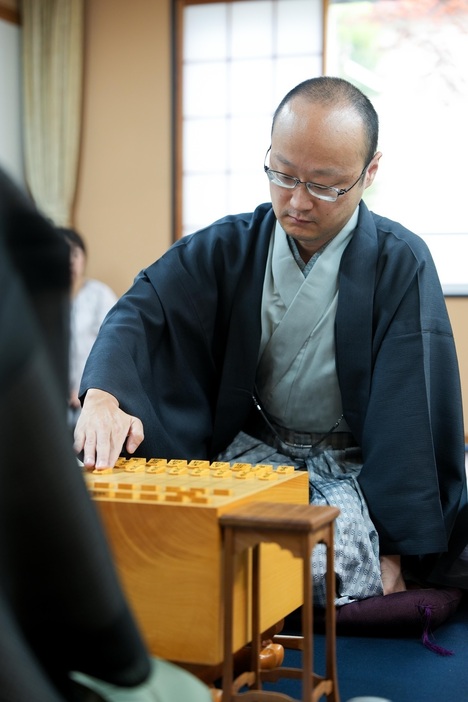 渡辺九段は局後SNSを更新し「JT杯、優勝しました　ありがとうございます！」とファンに報告（写真は第65期王位戦七番勝負第２局のもの 提供：日本将棋連盟）