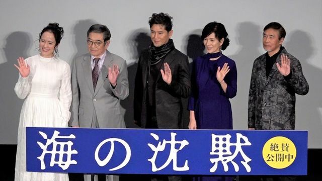 舞台挨拶に登壇した（左から）菅野恵さん、石坂浩二さん、本木雅弘さん、清水美砂さん、若松節朗監督