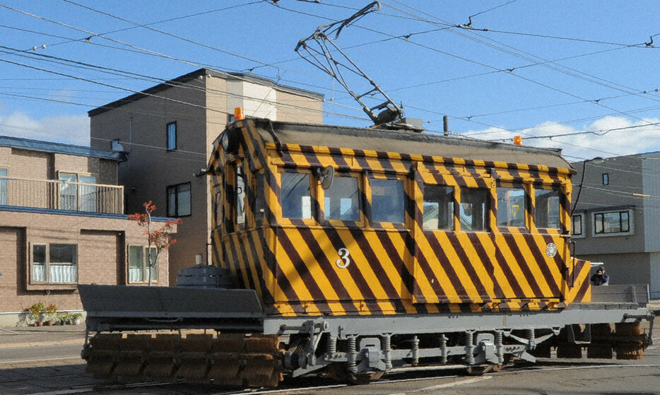 冬本番に備えて試運転する函館市電の「ササラ電車」＝函館市で２０２４年１１月１３日午前１０時２３分、三沢邦彦撮影