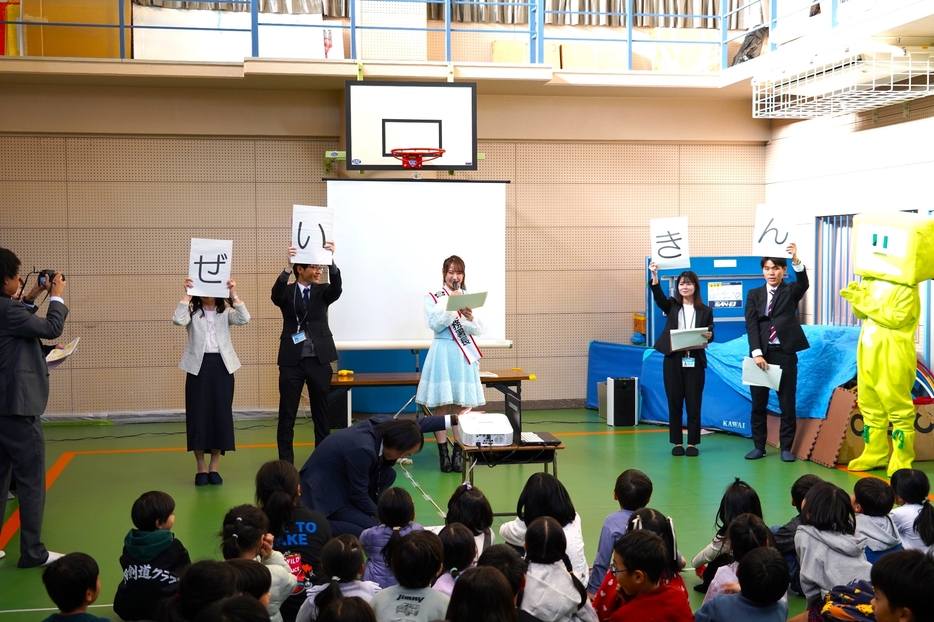 「イータ君」も登場した千田児童館での「租税教室」。中央奥が兵頭さん