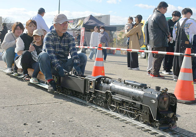 ミニＳＬの乗車体験などが行われたＪＲ真室川駅開業感謝祭＝真室川町