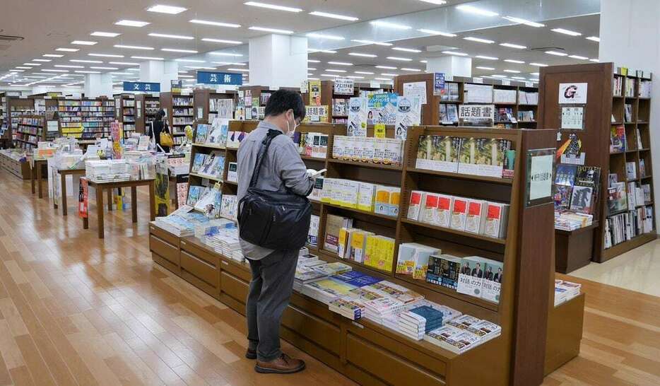 全国で減少が続く書店だが、思わぬ本と出合えるなどネット書店にはない魅力がある ＝大阪市