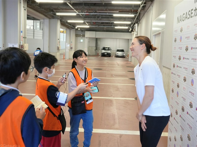 NGAGSEカップで行われた探求学習「スポーツ記者になってみよう！」。右は参加した小学生から取材を受けるヘンプヒル恵（アトレ）