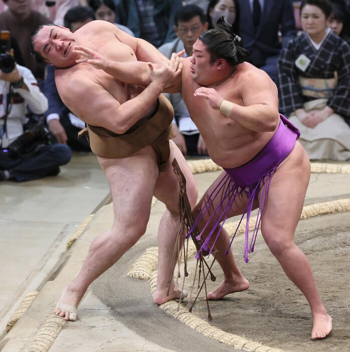 大相撲九州場所８日目。尊富士（右）は押し出しで竜電を破る＝１７日、福岡国際センター