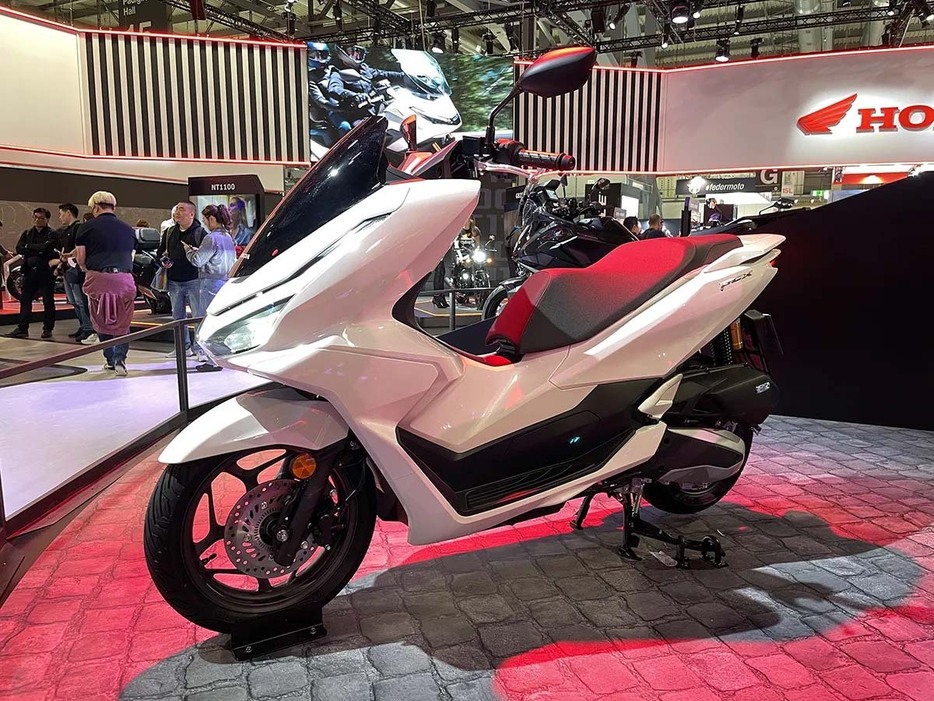 EICMA会場に飾られた新型PCX125DX。歴代PCXのデザインを受け継ぐ、シャープな新デザインが魅力的だ。