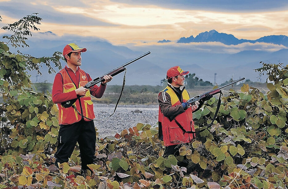 獲物を狙い、銃を構えるハンター＝１５日午前７時半、富山市内