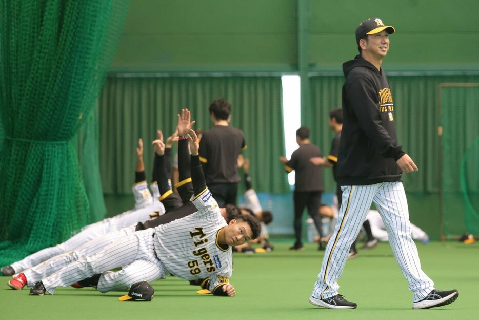 練習の様子を見守った阪神・藤川監督(右)