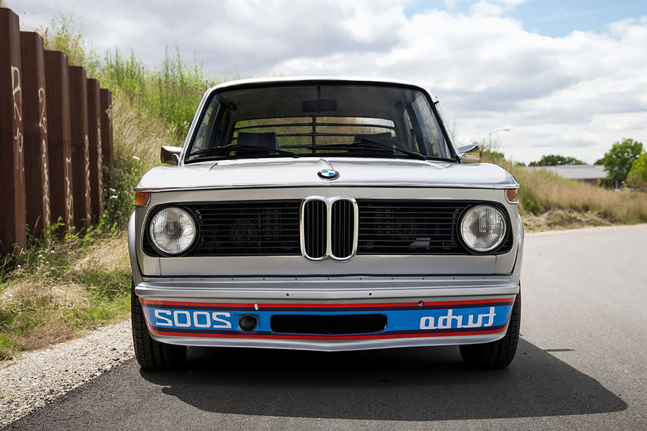 1973年のフランクフルトショーで発表されたBMW 2002ターボは、ターボチャージャーを世界で初めて搭載した市販車として有名だ。