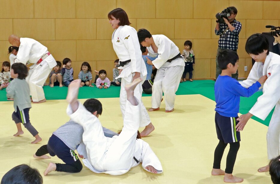 園児らに柔道を指導する高市選手（中央）ら＝長浜市木之本町・きのもと認定こども園、市提供