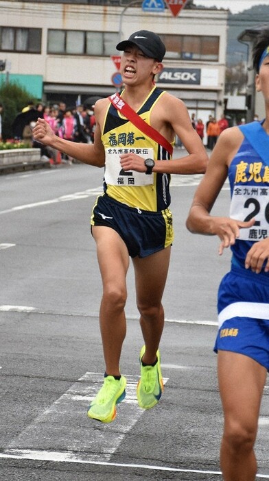 男子7位でフィニッシュする福岡第一。北九州地区代表での都大路出場を決めた＝宮崎県西都市の市役所前で2024年11月16日午後1時57分、塩月由香撮影