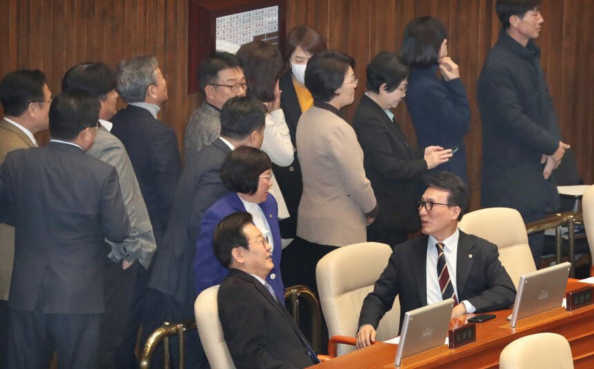 (写真：朝鮮日報日本語版) ▲国会本会議場で野党・共に民主党の金民錫（キム・ミンソク）最高委員と言葉を交わす同党の李在明（イ・ジェミョン）代表。28日撮影。／李徳薫（イ・ドクフン）記者