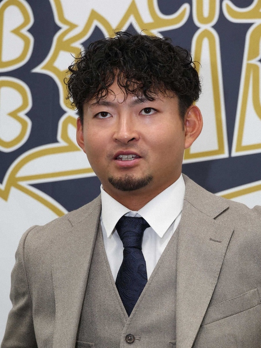 ＜オリックス契約更改＞契約更改を終え会見する小木田（撮影・後藤　正志）