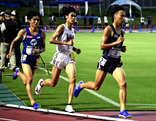 全日本大学駅伝関東地区選考会で直接対決した順天堂大・吉岡（左）と東洋大・石田（右）（６月２３日、神奈川県相模原市で）