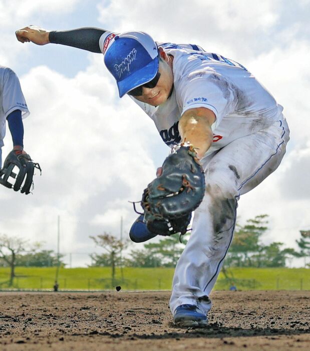 ノックで球に飛びつく細川