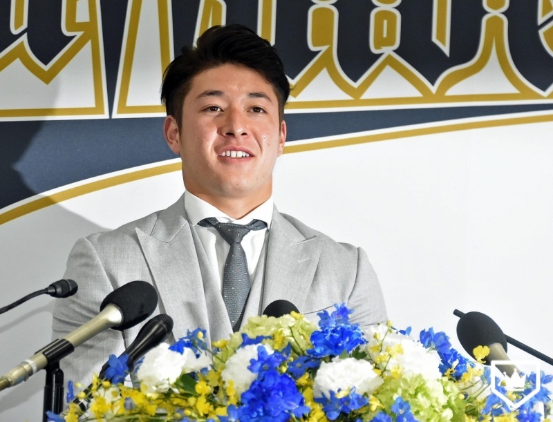 入団会見の時のオリックス・吉田輝星