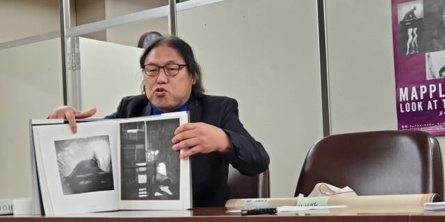 最高裁が「風俗を害しない」と認めた写真集を手に映倫の審査の不当性を訴える浅井代表※画像は一部を加工