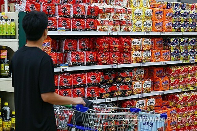 ソウル市内の大型スーパーで販売されている即席麺（資料写真）＝（聯合ニュース）