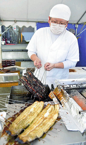 香ばしく焼き上がる「でしこ」ブランドのウナギ