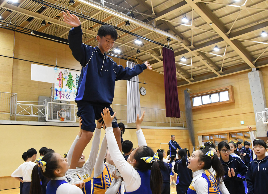 技を体験する生徒＝いずれも館山